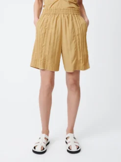 Studio Nicholson Emery Short In Sand -Studio Nicholson EmerySNW 1393TextredFluidShortsSand5 scaled