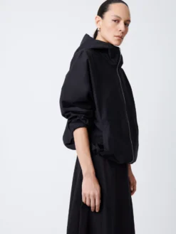 Studio Nicholson Godwin Anorak In Darkest Navy -Studio Nicholson GODWINSNW 1338SHWRPRFCRISPCOTTONDARKESTNAVY5 scaled