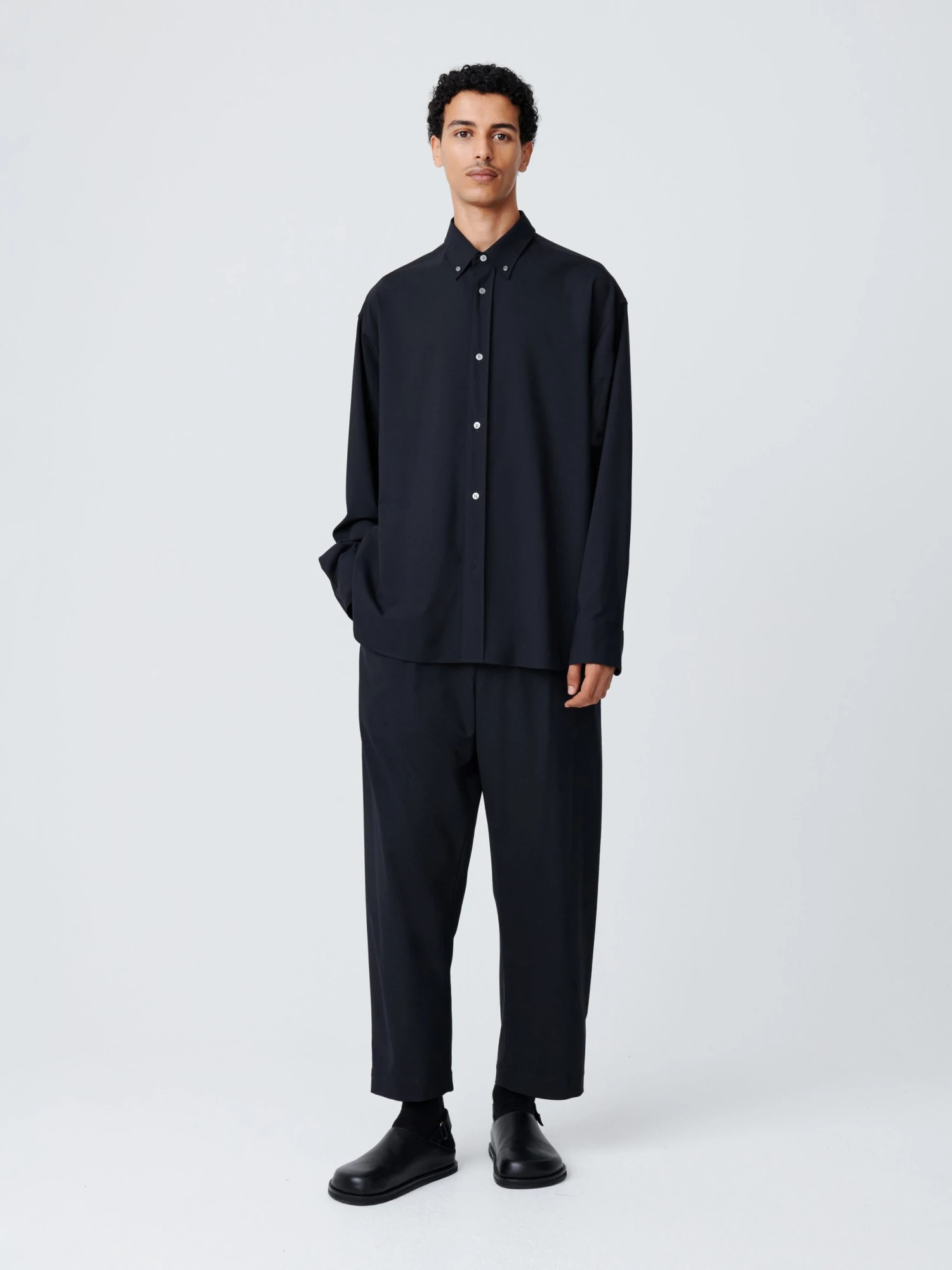 Studio Nicholson Tuck Tropical Wool Pant In Darkest Navy 2 Studio Nicholson Tuck Tropical Wool Pant In Darkest Navy - Image 2